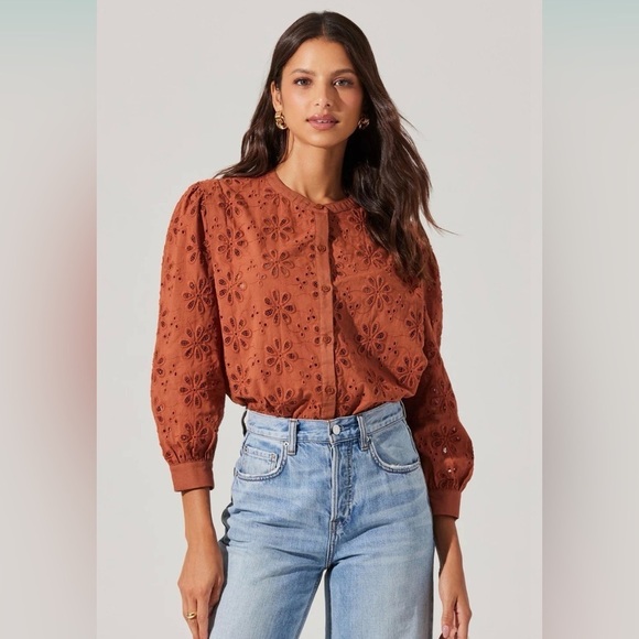 Astr Tops - NWT ASTR THE LABEL Savanna Eyelet Button Up Top Size Medium